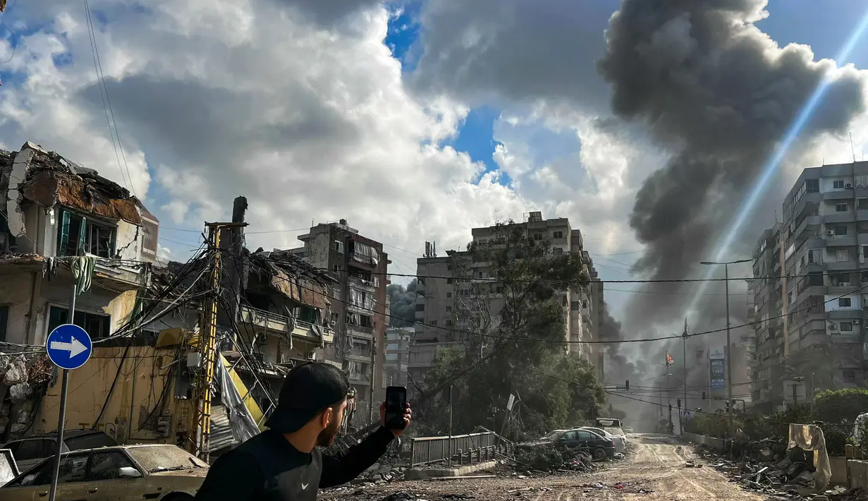 Pusat operasi darurat Kementerian Kesehatan Lebanon pada Senin (11/11/2024) mengeluarkan pernyataan bahwa 3.243 orang tewas akibat serangan Israel di Lebanon sejak akhir September 2024 lalu. (Ibrahim AMRO/AFP)