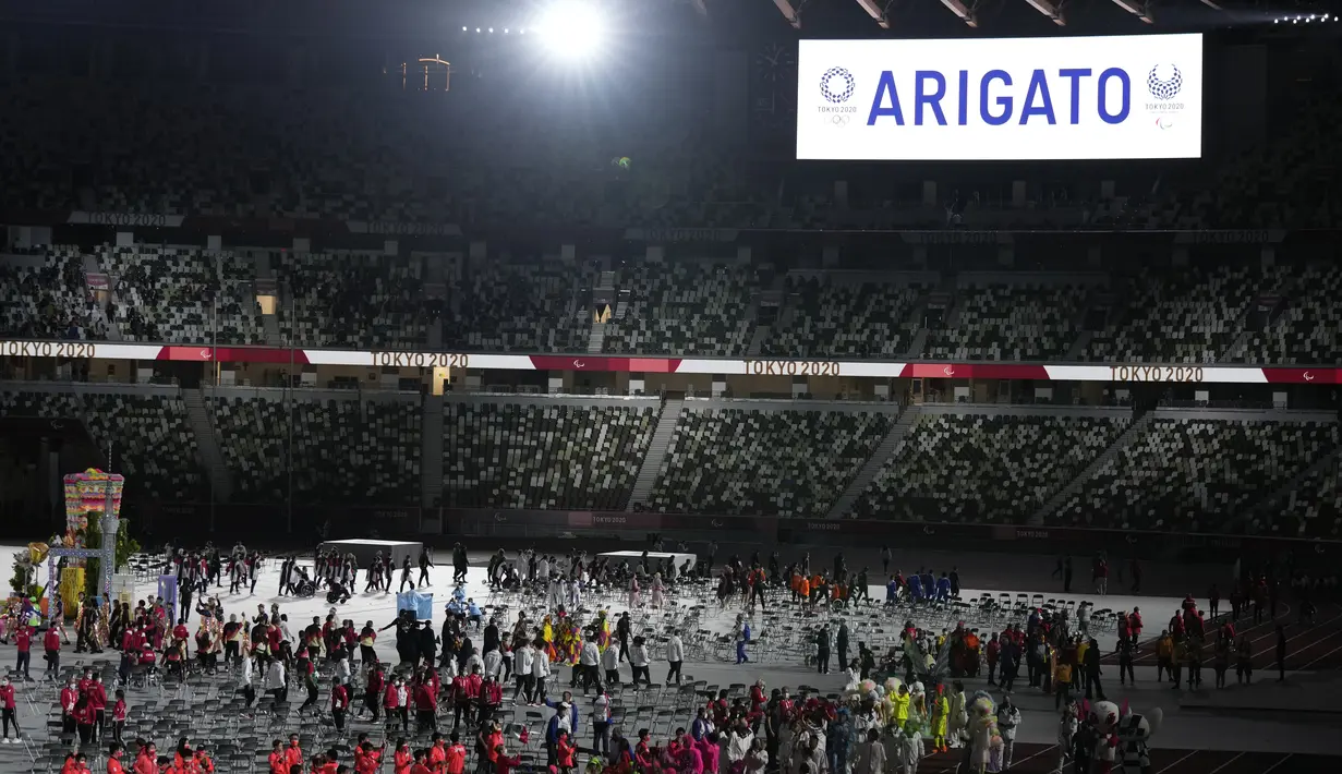 Para atlet meninggalkan stadion usai upacara penutupan Paralimpiade 2020 di Stadion Nasional Tokyo, Minggu (5/9/2021). (AP Photo/Shuji Kajiyama)