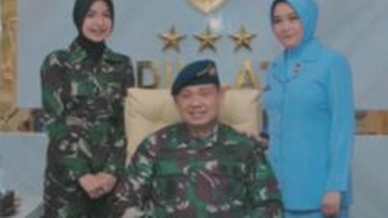 "Beliau adalah komandan saya," tulis Citra dalam keterangan video. <br>