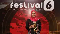 Siti Rahmawati, mewakili almarhumah Norbaiti Isran Noor menerima Anugerah Inspiratif Liputan6.com dalam acara Festival 6, Lintas Generasi Tanpa Batas di The Dome Senayan Park, Sabtu (8/7/2023). (Liputan6.com/Herman Zakharia)