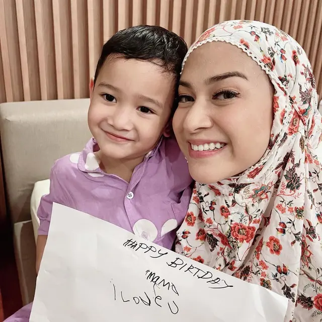 6 Potret Perayaan Ultah ke-30 Nina Zatulini, Dapat Kejutan Romantis dari Suami
