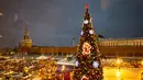 Suasana pasar Natal di Lapangan Merah, Moskow, Rusia, Kamis  (13/12). (AP Photo/Alexander Zemlianichenko)