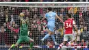 Manchester City kembali memperoleh peluang di menit ke-14. Sundulan Ruben Dias usai menerima umpan Raheem Sterling masih melebar dari gawang Arsenal. (AP/Matt Dunham)