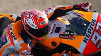 Pembalap Repsol Honda Marc Marquez beraksi pada sesi latihan bebas MotoGP Jerez 2019, Jumat (3/5/2019). (AFP/Gabriel Buoys)