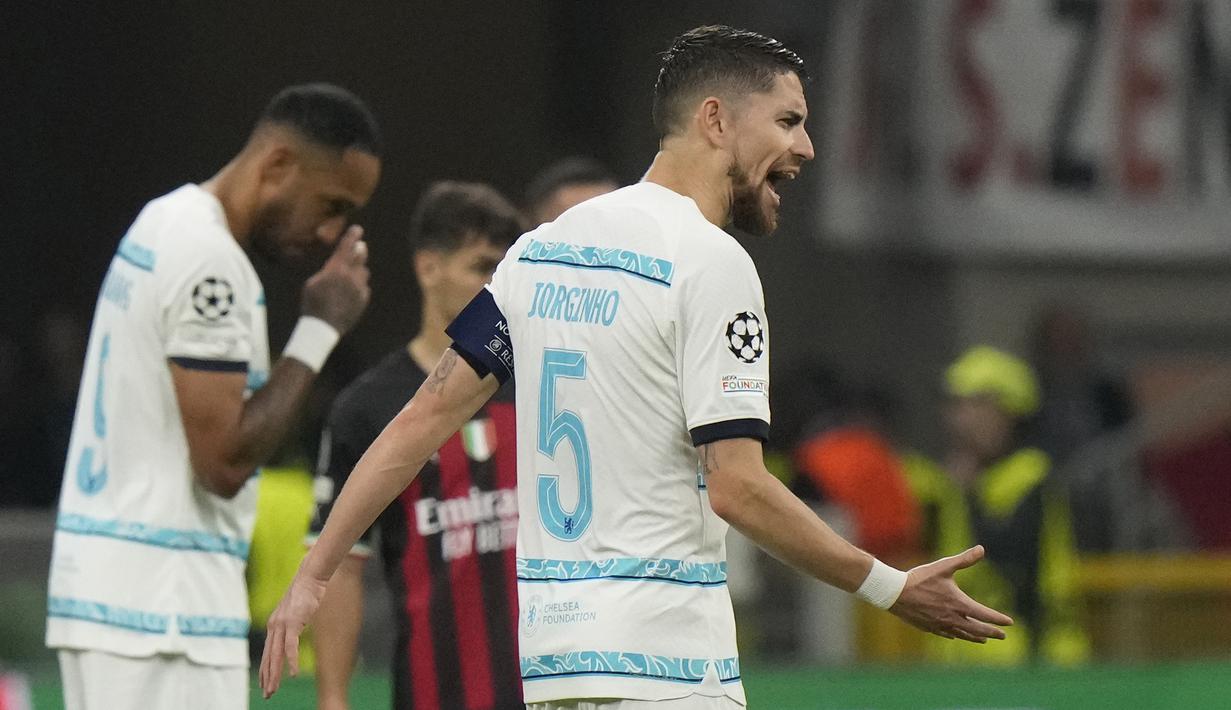 Jorginho. Gelandang bertahan Italia berusia 30 tahun ini akan mengakhiri kontrak 5 tahun bersama Chelsea pada akhir musim 2022/2023. Ia didatangkan pada awal musim 2018/2019 dari Napoli dengan nilai transfer 57 juta euro. Hingga kini ia telah tampil dalam 200 laga bareng The Blues di semua ajang dengan torehan 28 gol dan 9 assist. Kabarnya ia ingin kembali ke Liga Italia usai kontraknya berakhir bersama Chelsea, namun Barcelona pun berniat mendatangkannya. (AP/Luca Bruno)