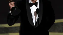 Kali Pertama Brad Pitt Menang Oscar: Brad Pitt menyampaikan pidato saat menerima piala Oscar sebagai Aktor Pendukung Terbaik di atas panggung Academy Awards  di Dolby Theatre, Los Angeles, Minggu (9/2/2020). Brad Pitt untuk aktingnya di film Once Upon a Time in Hollywood. (AP/Chris Pizzello)