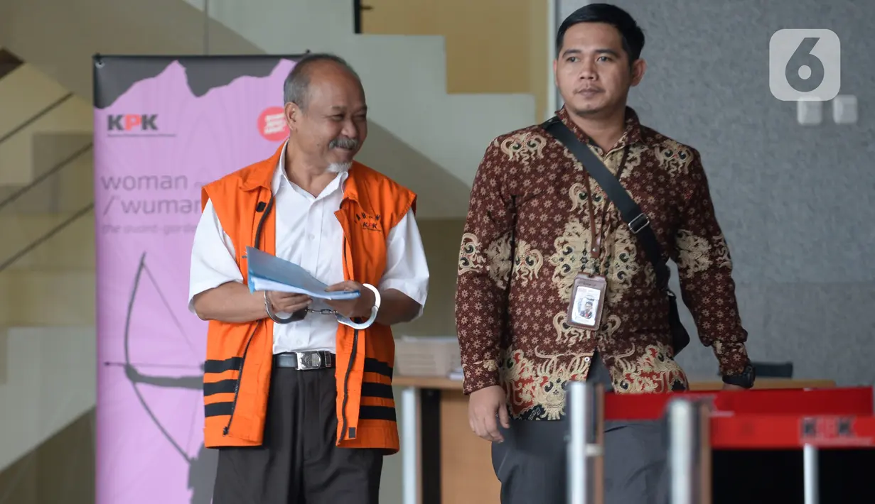 Mantan anggota DPRD kota Bandung, Kadar Slamet berjalan usai menjalani pemeriksaan di gedung KPK, Jakarta, Jumat (13/3/2020). Kadar Slamet diperiksa sebagai tersangka kasus suap pengadaan tanah untuk Ruang Terbuka Hijau (RTH) di Pemerintah Kota Bandung pada tahun 2012 dan. (merdeka.com/Dwi Narwoko)