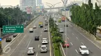 Sejumlah kendaraan mobil di dalam Tol Jorr Lingkar Luar Kota ke arah Cikampek dan Jagorawi terpantau padat di Kawasan Tol Fatmawati mengarah Pasar Rebo, Jakarta, Kamis (11/5). (Liputan6.com/Helmi Afandi) 