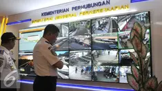 Menhub, Ignasius Jonan melihat pantauan arus mudik dalam Posko Tingkat Nasional Angkutan Lebaran Terpadu tahun 2015, di Kemenhub, Jakarta, Kamis (2/7/2015). Posko dibentuk H-15 lebaran lebih awal dari tahun lalu. (Liputan6.com/Herman Zakharia)