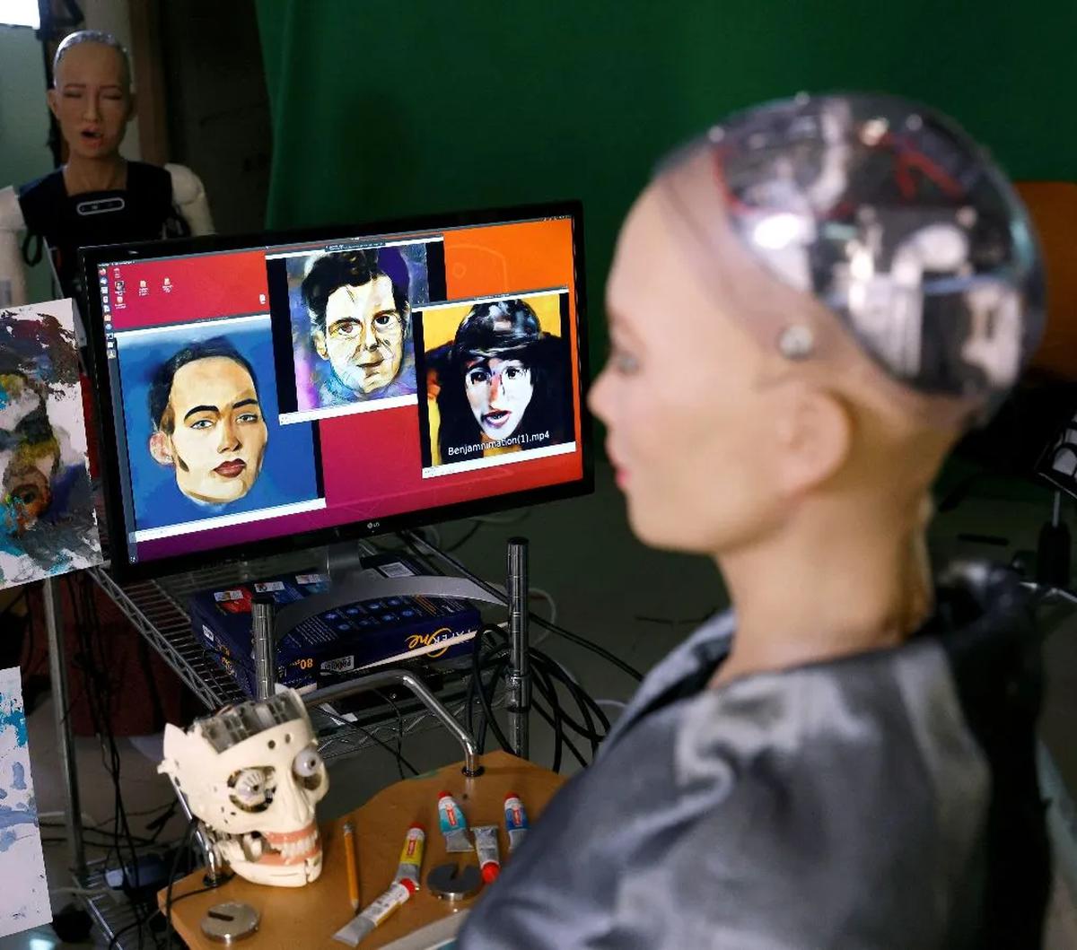 Perasaan menyeramkan ini akan hilang ketika robot tidak bisa dibedakan dari manusia, dan mereka akan kembali disukai. Meskipun esai ini didasarkan pada pengalaman pribadi Mori, tetapi konsep ini sangat berpengaruh.&nbsp;