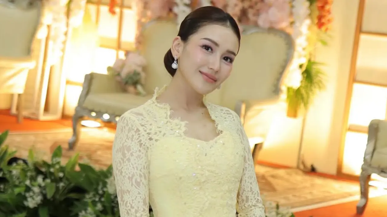 Ayu Ting Ting Elegan Dibalut Kebaya Butter Yellow