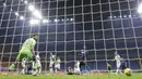 Pemain Inter Milan Skriniar mencetak gol ke gawang Atalanta pada pertandingan Serie A di Stadion San Siro, Milan, Italia, Senin (8/3/2021). Inter Milan menang 1-0. (AP Photo/Luca Bruno)