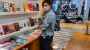 Gaya Najwa Shihab berbelanja buku. Casual dan chic dengan denim jacket dan celana panjang hitam, serta sneakers favoritnya. Mana gaya Najwa Shihab kenakan outfit denim yang jadi favoritmu, Sahabat FIMELA? Foto: Instagram.