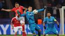 Pemain Benfica, Ljubomir Fejsa (kiri) berebut bola dengan pemain Zenit,  Artem Dzyuba pada leg kedua 16 besar Liga Champions di Stadion Petrovsky, St. Petersburg, Kamis (10/3/2016) dini hari WIB. (AFP/Olga Maltseva)