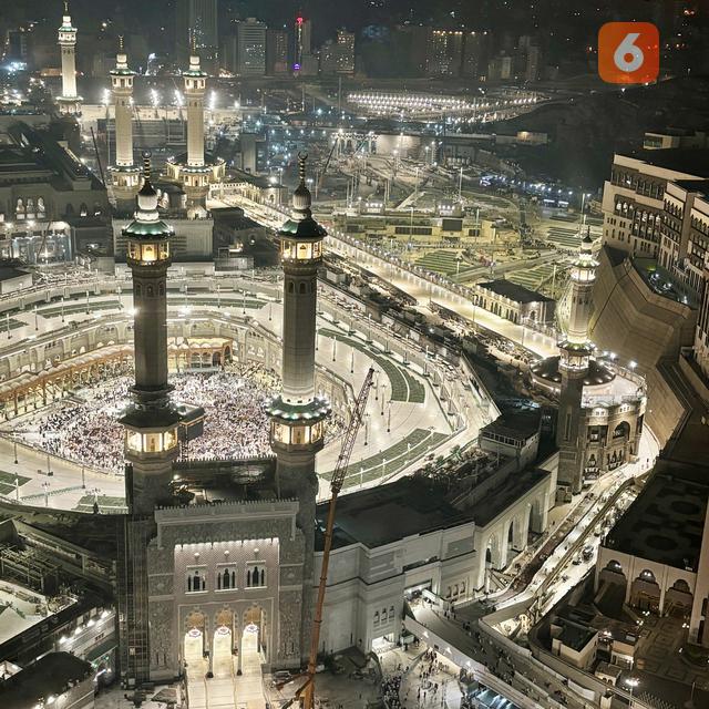 <p>Masjidil Haram dilihat dari deluxe room with Kaaba view di hotel Pullman Zamzam Makkah, Arab Saudi. (Liputan6.com/Asnida Riani)</p>