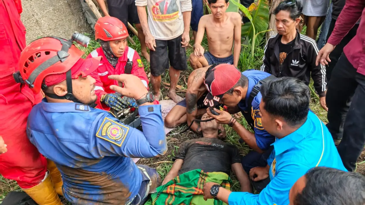 Tim gabungan mengevakuasi empat warga Sukabumi yang terjebak di sumur