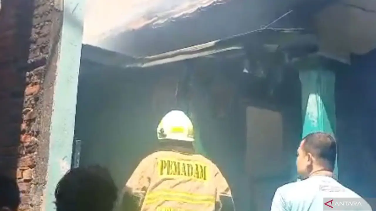 rumah di ciracas Jakarta timur kebakaran