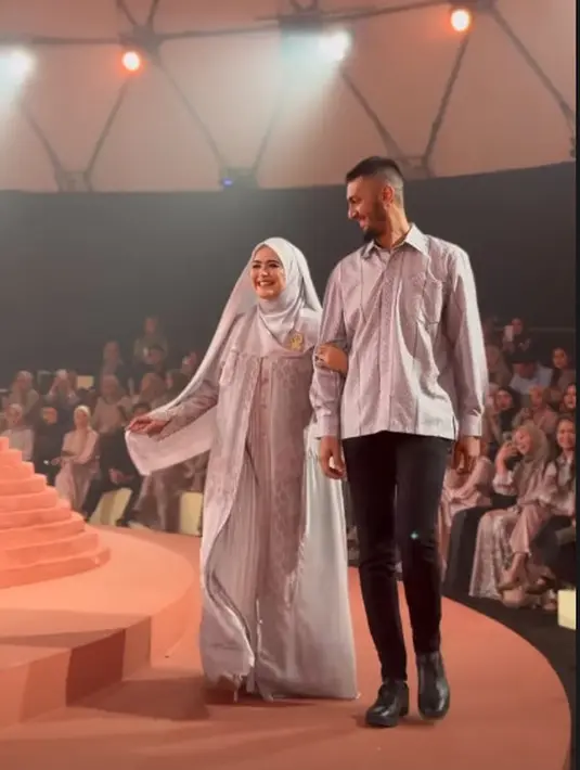 Vebby Palwinta tampil serasi dengan sang suami kenakan busana muslim silver keabuan. Vebby sendiri terlihat cantik dengan hijab panjang [@vebbypalwinta]