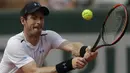 Petenis asal Inggris, Andy Murray, saat pertandingan melawan petenis Slovakia, Martin Klizan pada babak kedua Prancis Terbuka di Stadion Roland Garros, (01/06/2017). Murray menang dengan 6-7, 6-2, 6-2, 7-6.(AP/Petr David Josek)