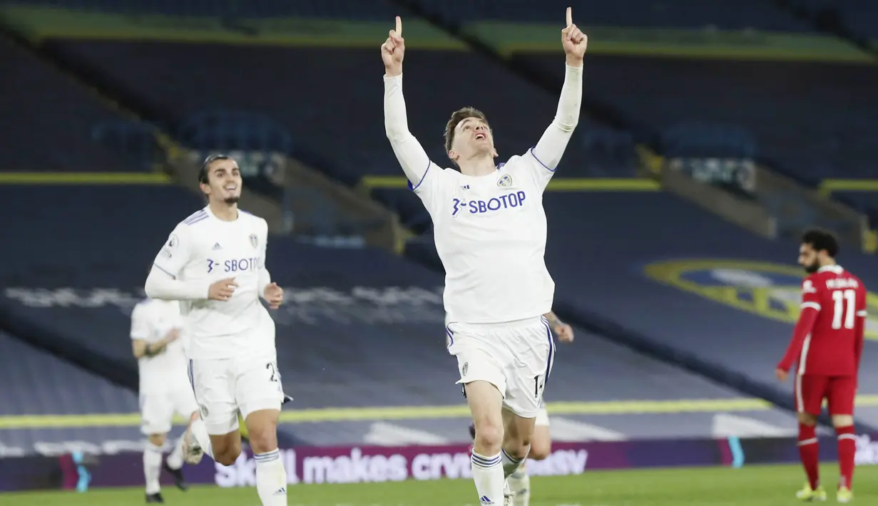 Pemain Leeds United, Diego Llorente, melakukan selebrasi usai mencetak gol ke gawang Liverpool pada laga Liga Inggris di Stadion Elland Road, Senin (19/4/2021). Kedua tim bermain imbang 1-1. (Lee Smith/Pool via AP)