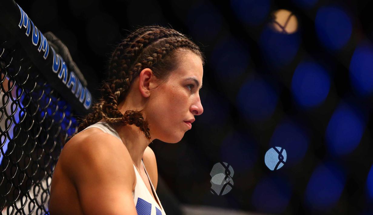 Miesha Tate tengah bersiap melawan Holly Holm pada ajang UFC 196 di MGM Grand Garden Arena, Las Vegas, Amerika Serikat, Minggu (6/3/2016)  (Reuters/Mark J. Rebilas-USA TODAY Sports)