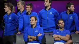 Federer tergabung ke dalam Tim Eropa. Ia berpasangan dengan Rafael Nadal dan sayangnya harus mengakui kekalahan usai melawan pasangan Jack Sock dan Frances Tiafoe dari Tim Dunia di arena O2 di London. (AP/Kin Cheung)