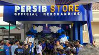 Persib Store cabang Tasikmalaya resmi dibuka di Jalan R. Ikik Wiradikarta Nomor 6A, Kecamatan Cihideung, Kota Tasikmalaya, Minggu (16/11/2025). (Bola.com/Erwin Snaz)