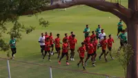 Sejumlah pemain dan tim pelatih Timnas Indonesia U-23 berlari saat melakukan latihan perdana menjelang Piala AFF U-23 yang berlangsung di Lapangan A, Senayan, Jakarta, Kamis (10/08/2023). (Bola.com/Bagaskara Lazuardi)