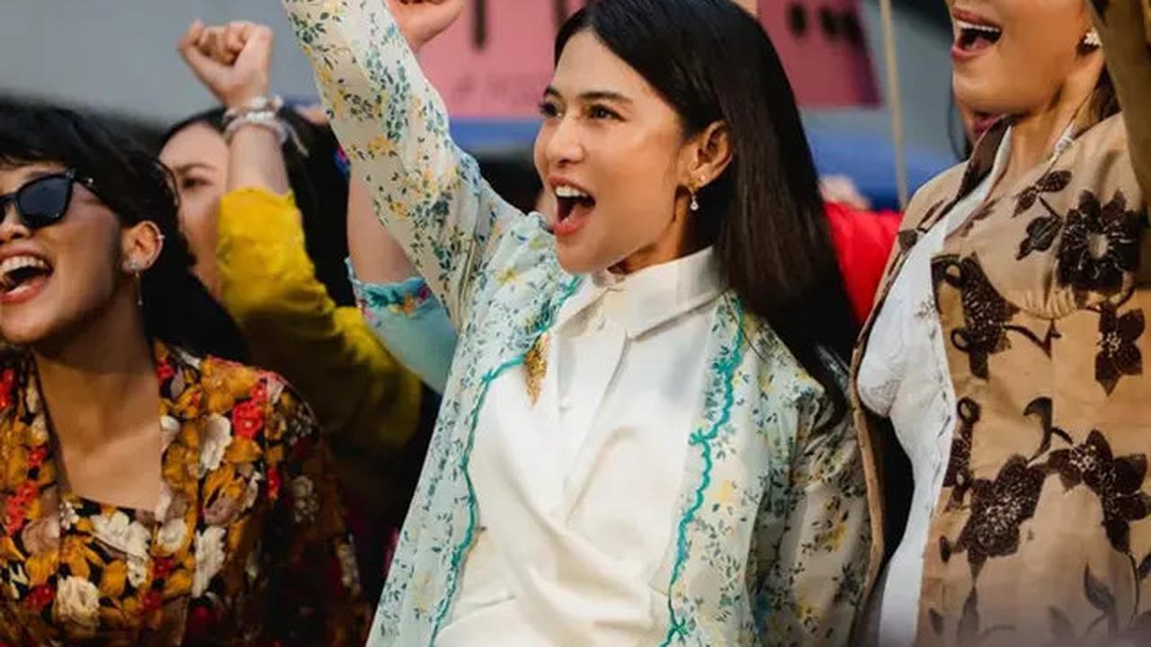 5 Foto Detail Kebaya Dian Sastrowardoyo, Tampil Simpel tapi Memikat di Hari Kebaya Nasional 2025
