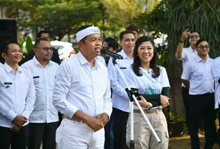 Gubernur Jawa Barat Dedi Mulyadi bersama Menteri Komunikasi dan Digital Meutya Hafid melakukan Sosialisasi PP No. 17 Tahun 2025 (PP Tunas) di SMAN 2 Purwakarta, Rabu (14/5/2025). (Biro Adpim Jabar)