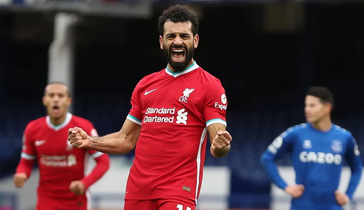 Gelandang Liverpool, Mohamed Salah, merayakan gol yang dicetaknya ke gawang Everton pada laga lanjutan Liga Inggris di Goodison Park, Sabtu (17/10/2020) malam WIB. Liverpool bermain imbang 2-2 atas Everton. (AFP/Catherine Ivill/pool)