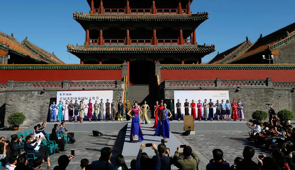 Sejumlah model berpose mengenakan busana tradisional tiongkok atau disebut qipao selama Festival Budaya Cheongsam Internasional Shenyang di Istana Kekaisaran Shenyang di Shenyang, provinsi Liaoning, China (19/9). (AFP Photo/Str/China Out)