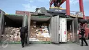 Tujuh kontainer berisi daging ilegal asal Australia dan Selandia Baru disita pihak Bea dan Cukai Pelabuhan Tanjung Priok, Jakarta, Kamis (16/6). Tujuh kontainer itu disita karena ada ketidaksesuaian antara isi dan dokumen. (Liputan6.com/Faizal Fanani)