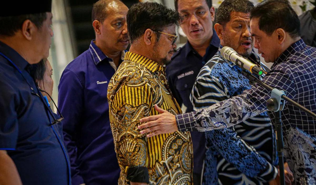 SYL memerintahkan bawahannya untuk melakukan penarikan dari eselon 1 dan eselon 2 dalam bentuk uang tunai, transfer bank hingga pemberian barang dan jasa.<br>