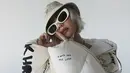 Kali ini, ia tampil serba putih dengan padding jaket dan rambut pendek bob warna abu-abu dipadukan bucket hat dan kacamata warna serupa.@agnezmo