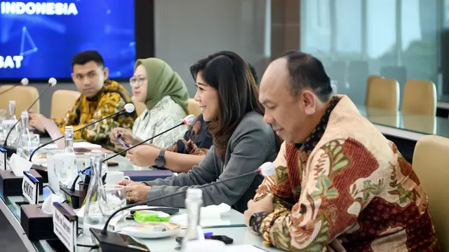 Menkomdigi Meutya Hafid di hadapan pimpinan Telkom, Telkomsel, Indosat, dan XL Smart dalam audiensi di Kantor Kementerian Komdigi, Jakarta, Kamis (12/6/2025). (komdigi.go.id)