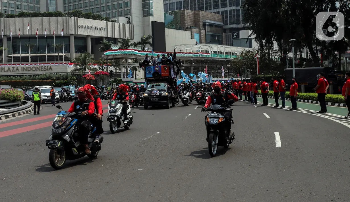 Buruh melakukan konvoi menggunakan sepeda motor di Bundaran Hotel Indonesia untuk mengikuti unjuk rasa di depan Gedung DPR, Jakarta, Rabu (10/8/2022). Dalam aksi tersebut mereka menuntut agar pemerintah menghapus Omnibus Law. (Liputan6.com/Johan Tallo)