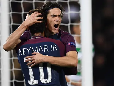 Pemain Paris Saint-Germain, Edinson Cavani dan rekan setimnya, Neymar merayak gol gawang Celtic dalam lanjutan fase grup Liga Champions di Parc des Princes, Kamis (23/11). PSG meraih kemenangan telak dengan skor 7-1. (FRANCK FIFE / AFP)