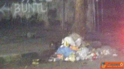 Citizen6, Bali: warga Bali membuang sampah sembarangan di sepanjang Jalan Legian. (Pengirim: Monica)