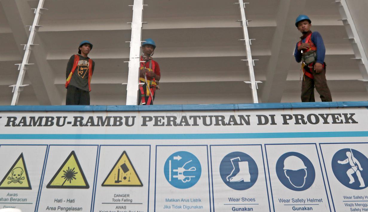 Para pekerja dengan peralatan lengkap saat melakukan renovasi venue Atletik Stadion Madya di Kawasan Senayan Sport Center, Jakarta (12/10/2017). Renovasi stadion tersebut untuk menyambut Asian Games 2018. (Bola.com/Nicklas Hanoatubun)