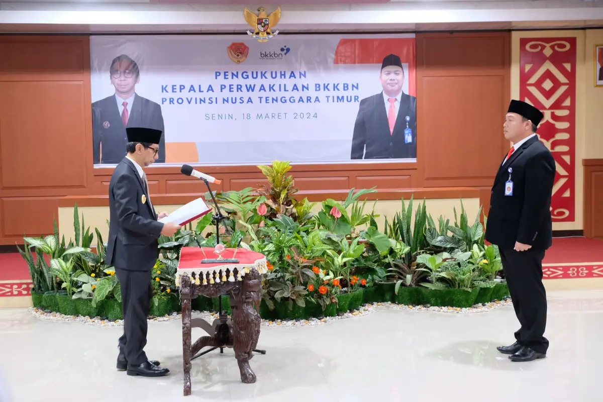 Pj. Gubernur NTT, Ayodhia G L Kalake mengukuhkan Dadi Ahmad Roswandi sebagai Kepala Perwakilan Badan Kependudukan dan Keluarga Berencana Nasional (BKKBN) Provinsi NTT, Senin (18/3/2024) (Istimewa)
