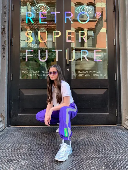 Stephanie Poetri kabarnya berhasil menyusul Niki Zefanya dan Rich Brian bergabung di bawah naungan agensi 88rising. Gadis yang akrab disapa Meni itu membeberkan bahwa Ia telah menandatangani kontrak dengan label musik tersebut. Artinya, Meni bakal Go International. (Liputan6.com/IG/@stephaniepoetri)