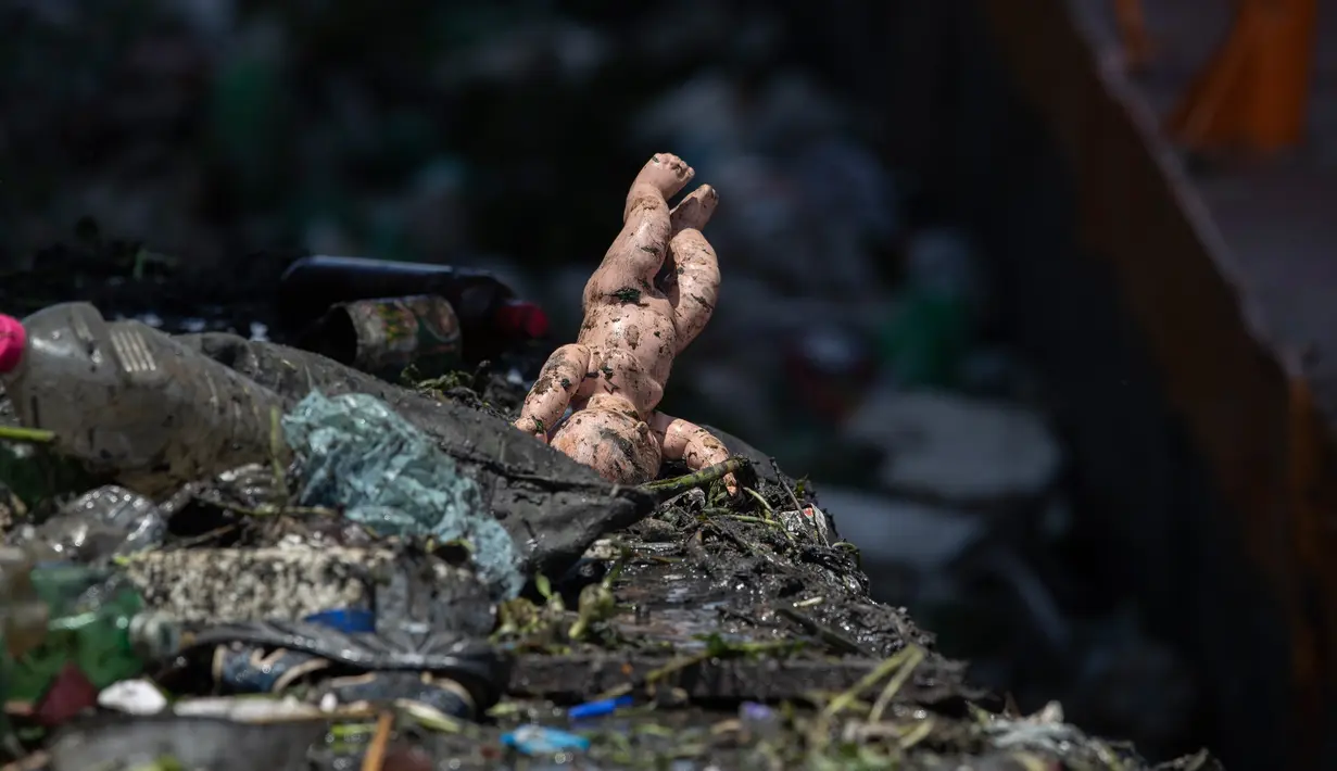 Boneka yang dibuang terlihat di atas sampah yang mengapung di Sungai Pinheiros di Sao Paulo, 22 Oktober 2020. Akibat pembuangan limbah domestik dan limbah padat selama bertahun-tahun, Sungai Pinheiros yang dianggap sebagai salah satu paling tercemar di Brasil. (AP/Andre Penner)