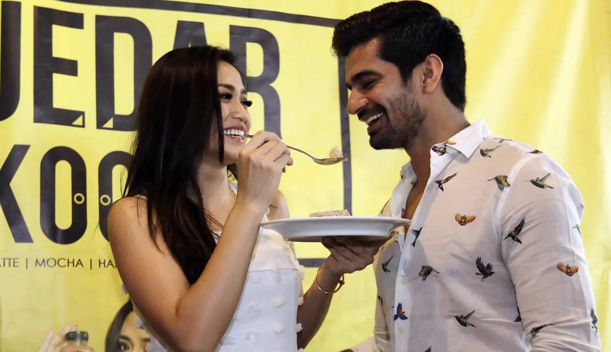 Pemeran Jessica Iskandar dan Vishal Singh mengaku hubungannya baru sebatas teman. Baik Jedar maupun Vischal saling memuji. hal itu terlihat saat aktor asal India itu hadir dalam peluncuran bisnis kopi janda satu anak tersebut. (Nurwahyunan/Bintang.com)
