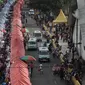 Sejumlah angkutan kota Tanah Abang melintasi Jalan Jatibaru Raya, Jakarta, Sabtu (3/2). Angkot hanya diperbolehkan melintas di satu ruas jalan saja, depan Stasiun Tanah Abang dan satu ruas lagi tetap digunakan PKL berjualan. (Liputan6.com/Arya Manggala)