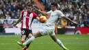 Pemain Athletic Bilbao, Oscar De Marcos (kiri)  berebut bola dengan pemain Real Madrid, James  Rodriguez pada lanjtan La Liga Spanyol pekan ke-24 di Stadion Santiago Bernabeu,  Madrid, Sabtu (13/2/2016).  (AFP / Curto De La Torre)
