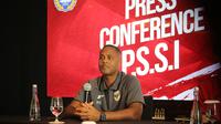Pelatih Timnas Indonesia Patrick Kluivert saat konferensi pers di The Meru Sanur sebelum keberangkatan ke Jakarta pada Minggu sore (1/6/2025). (Bola.com/Alit Binawan)