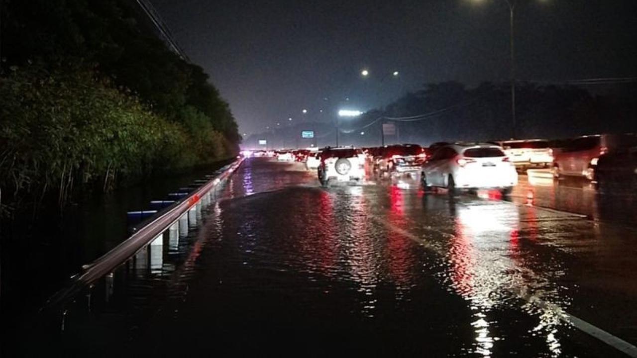 Jasa Marga Sigap Lakukan Penanganan Genangan Tol Jagorawi Akibat Hujan Deras