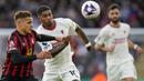 Bek Bournemouth, Max Aarons (kiri) berebut bola dengan striker Manchester United, Marcus Rashford pada laga pekan ke-33 Premier League 2023/2024 di Vitality Stadium, Bournemouth, Sabtu (13/4/2024). (AP Photo/Kirsty Wigglesworth)