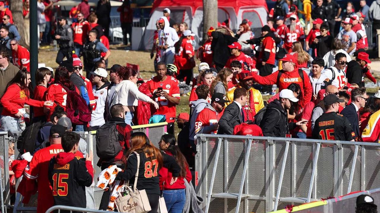 Euforia dan kegembiraan pendukung Kansas City Chiefs yang merayakan kemenangan Super Bowl berubah menjadi kekacauan dan kepanikan. Hal itu dipicu oleh aksi penembakan yang terjadi di lokasi pesta kemenangan di Kansas City,&nbsp;Missouri, Amerika Serikat, 
